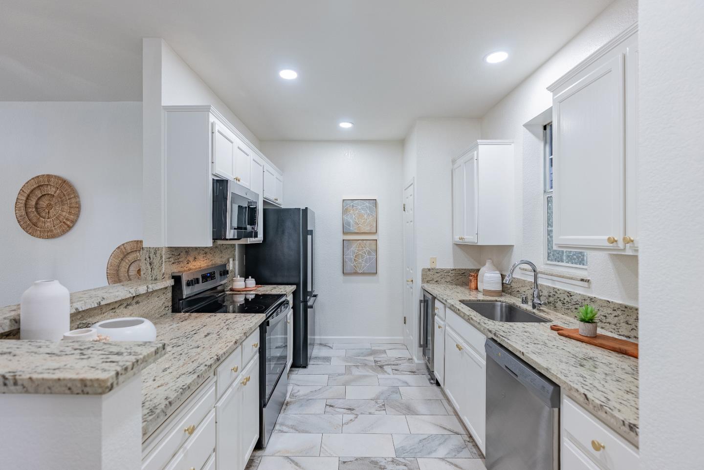 Detail Gallery Image 3 of 33 For 250 Santa Fe Ter #115,  Sunnyvale,  CA 94085 - 3 Beds | 2 Baths