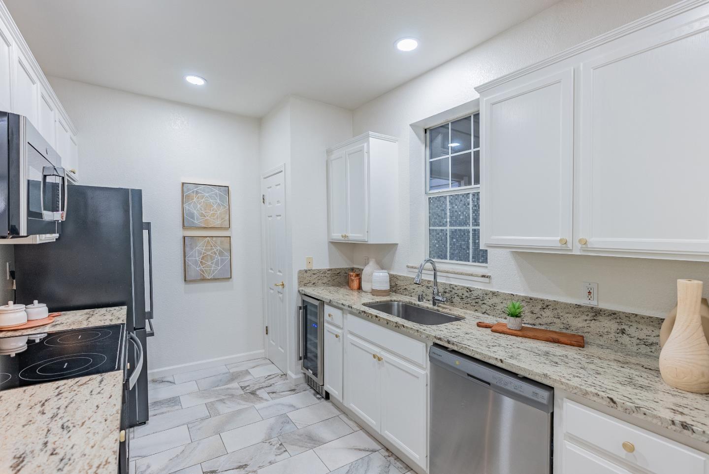 Detail Gallery Image 4 of 33 For 250 Santa Fe Ter #115,  Sunnyvale,  CA 94085 - 3 Beds | 2 Baths