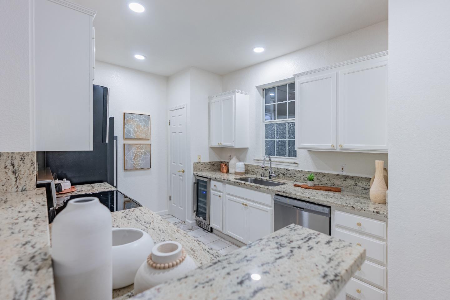 Detail Gallery Image 5 of 33 For 250 Santa Fe Ter #115,  Sunnyvale,  CA 94085 - 3 Beds | 2 Baths
