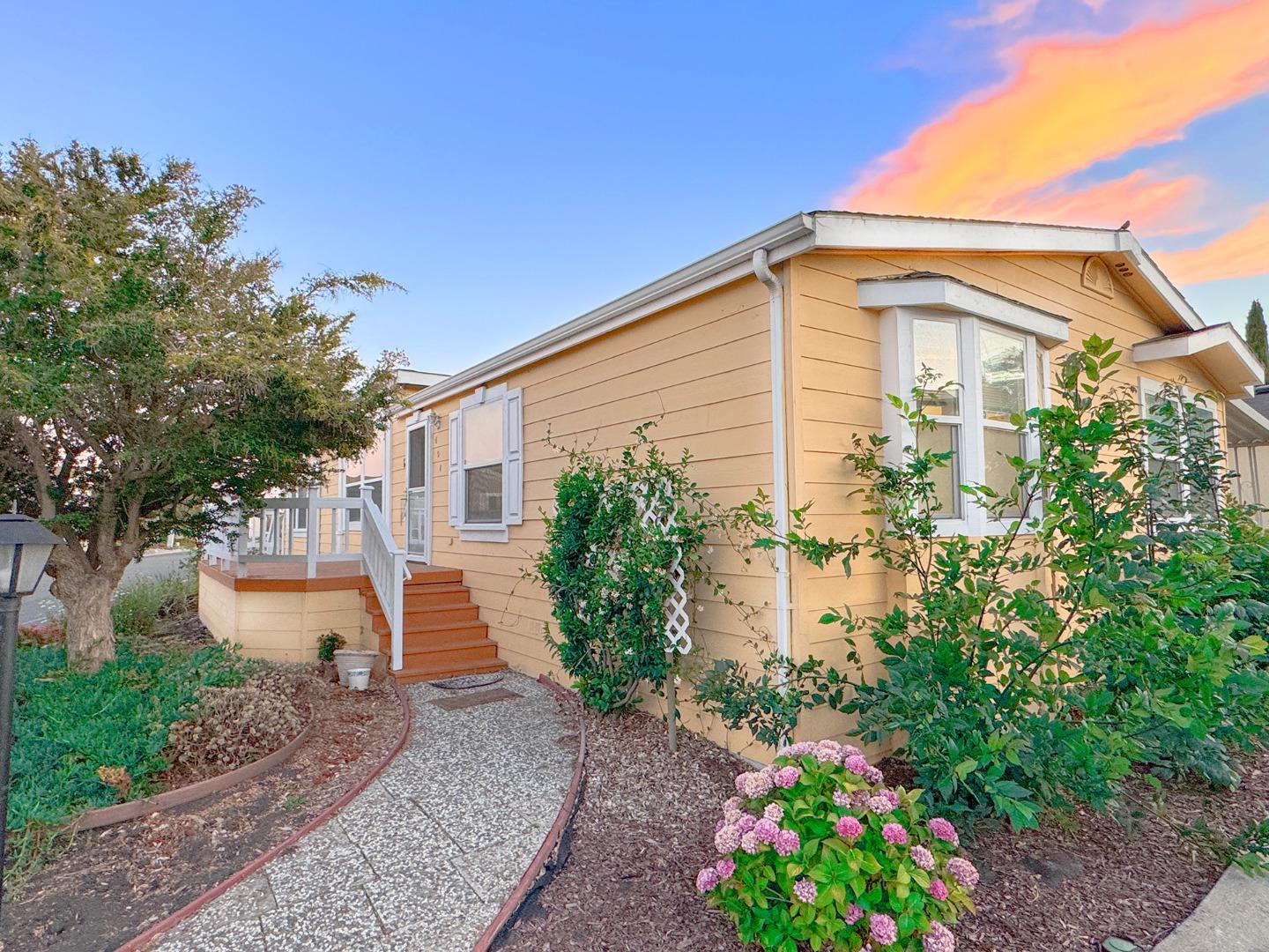 Detail Gallery Image 6 of 30 For 1225 Vienna Dr #604,  Sunnyvale,  CA 94089 - 4 Beds | 2 Baths