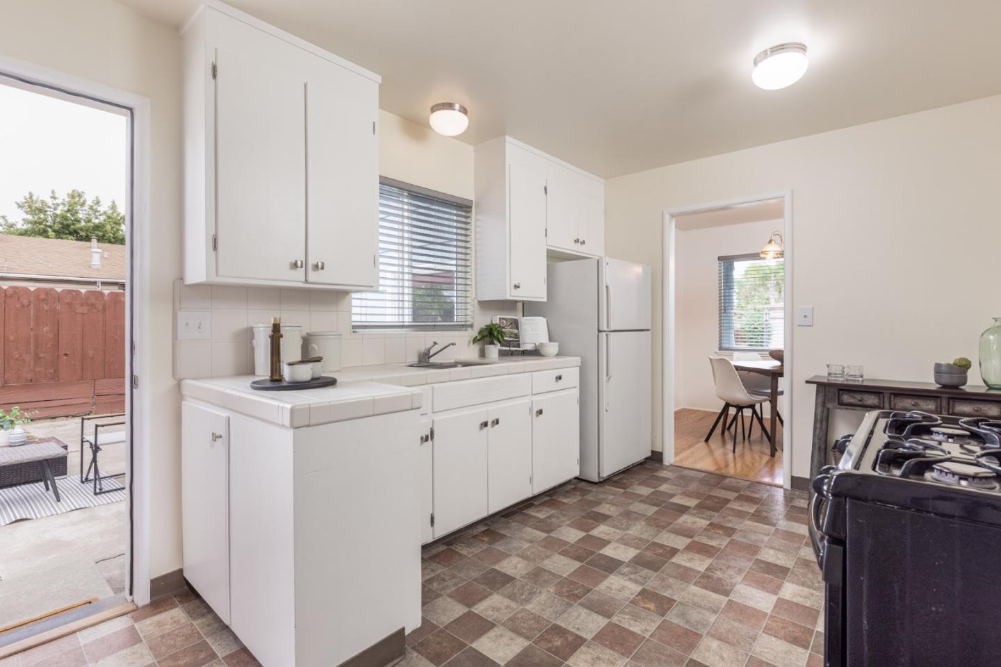 Detail Gallery Image 10 of 22 For 9 Young Dr, Salinas,  CA 93901 - 3 Beds | 1 Baths