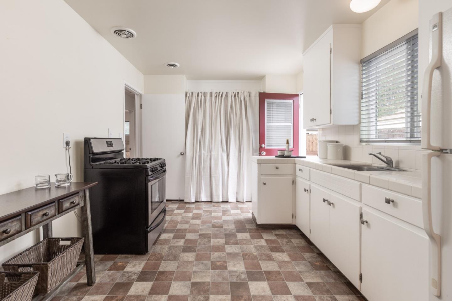 Detail Gallery Image 8 of 22 For 9 Young Dr, Salinas,  CA 93901 - 3 Beds | 1 Baths