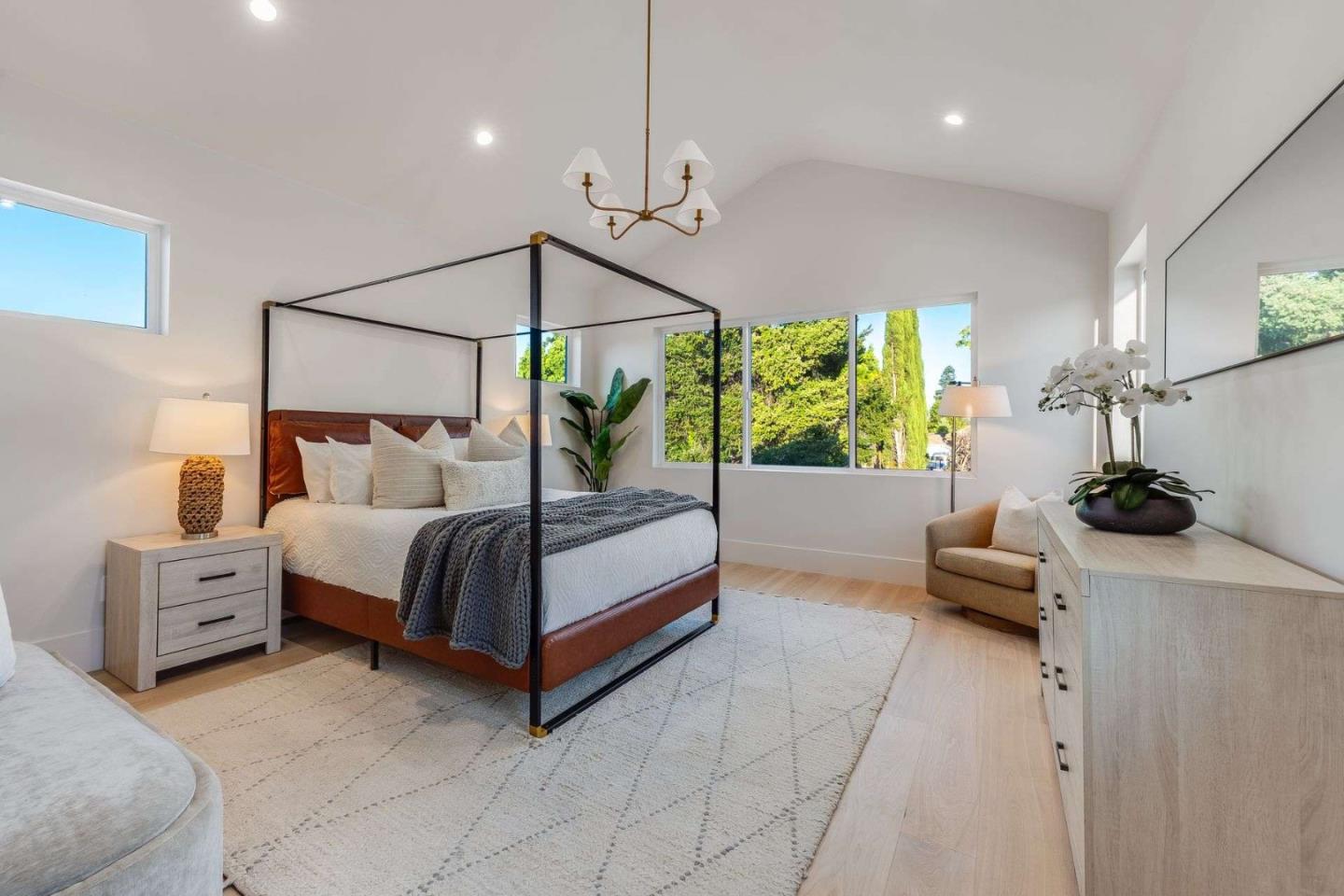 Detail Gallery Image 16 of 54 For 3363 Grant Rd, Mountain View,  CA 94040 - 5 Beds | 4/1 Baths