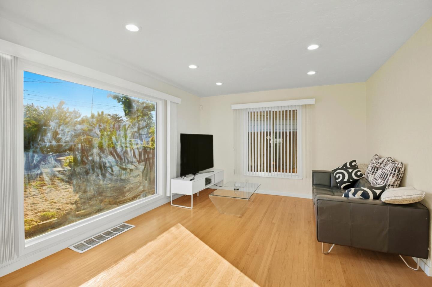 Detail Gallery Image 1 of 28 For 223 San Carlos Ave, Redwood City,  CA 94061 - 2 Beds | 2 Baths