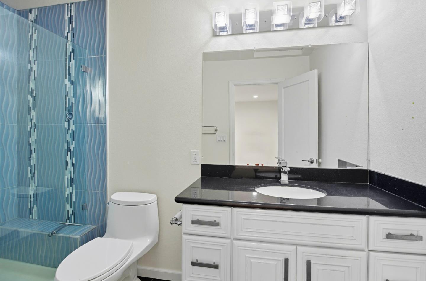 Detail Gallery Image 18 of 28 For 223 San Carlos Ave, Redwood City,  CA 94061 - 2 Beds | 2 Baths