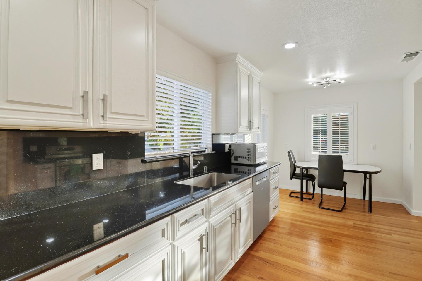 Detail Gallery Image 7 of 28 For 223 San Carlos Ave, Redwood City,  CA 94061 - 2 Beds | 2 Baths