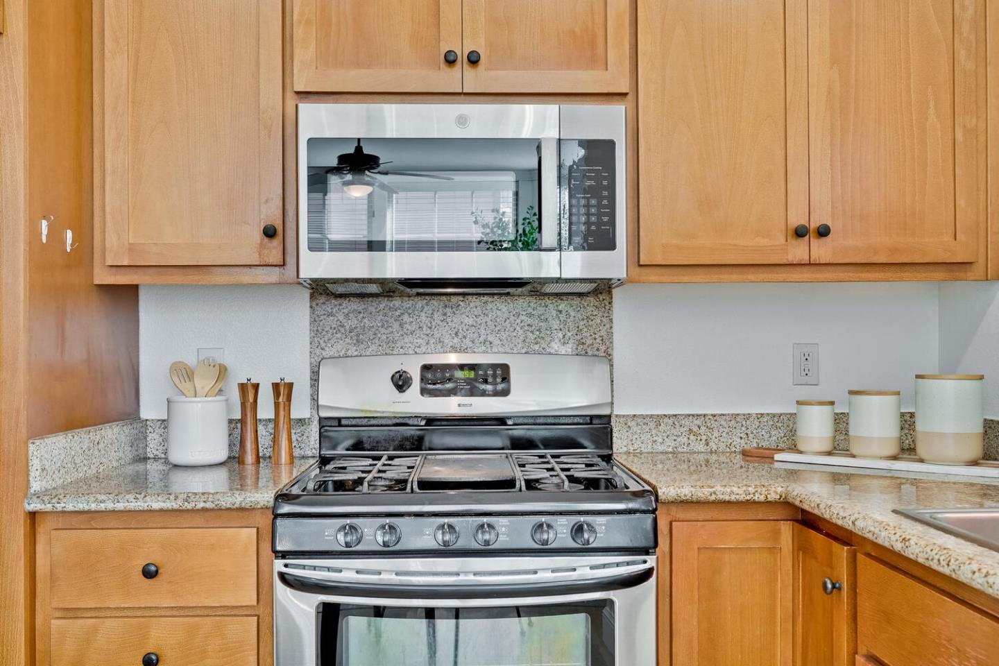 Detail Gallery Image 5 of 20 For 1914 7th St #B,  Berkeley,  CA 94710 - 3 Beds | 1/1 Baths