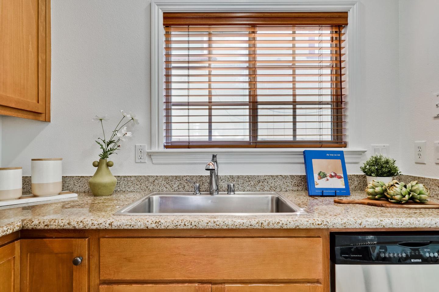 Detail Gallery Image 6 of 20 For 1914 7th St #B,  Berkeley,  CA 94710 - 3 Beds | 1/1 Baths