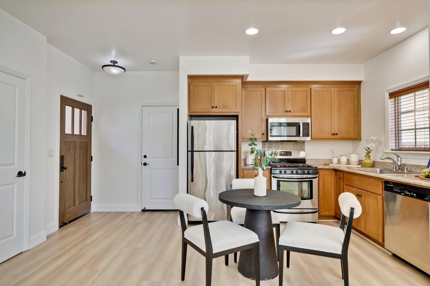 Detail Gallery Image 7 of 20 For 1914 7th St #B,  Berkeley,  CA 94710 - 3 Beds | 1/1 Baths