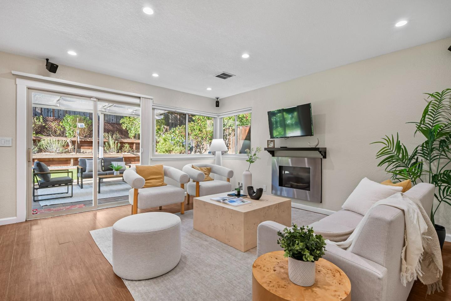 Detail Gallery Image 13 of 46 For 2837 Mantis Dr, San Jose,  CA 95148 - 4 Beds | 2/1 Baths