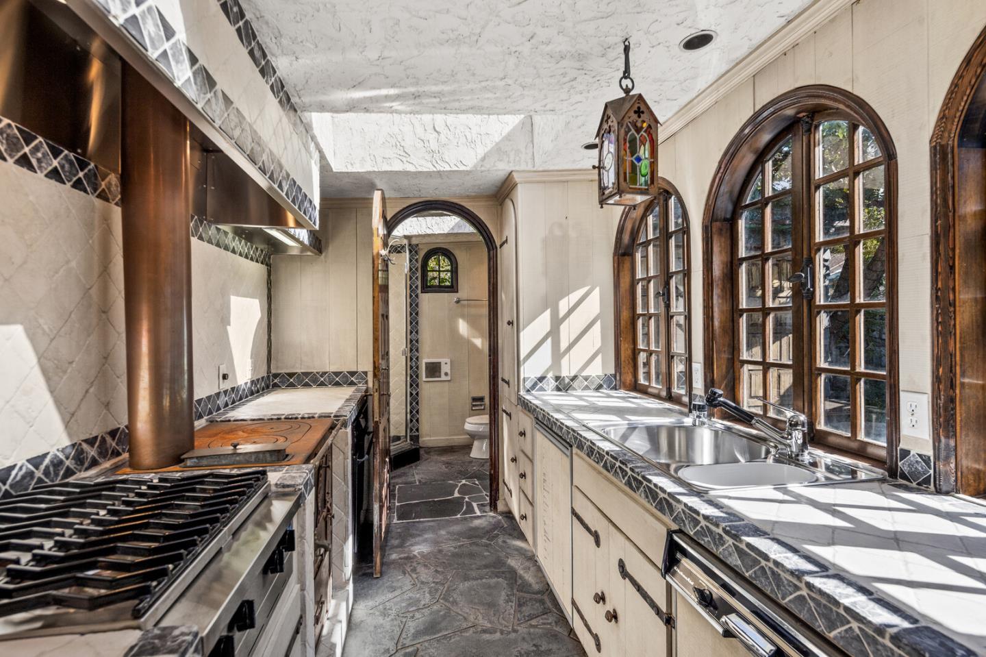 Detail Gallery Image 31 of 43 For 1300 Paloma Ave, Burlingame,  CA 94010 - 3 Beds | 2/1 Baths