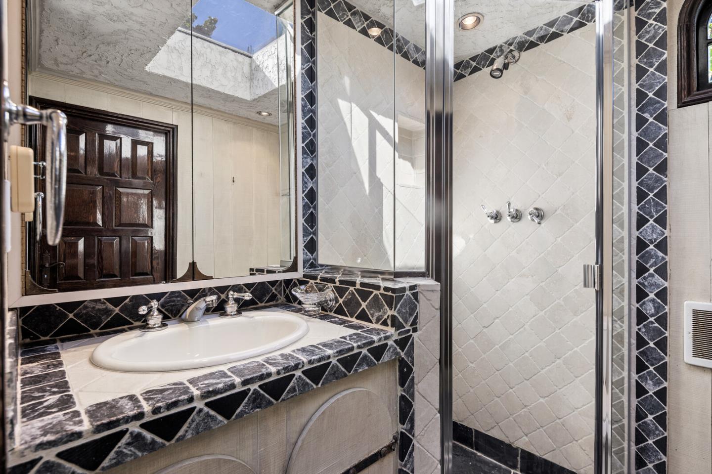 Detail Gallery Image 33 of 43 For 1300 Paloma Ave, Burlingame,  CA 94010 - 3 Beds | 2/1 Baths