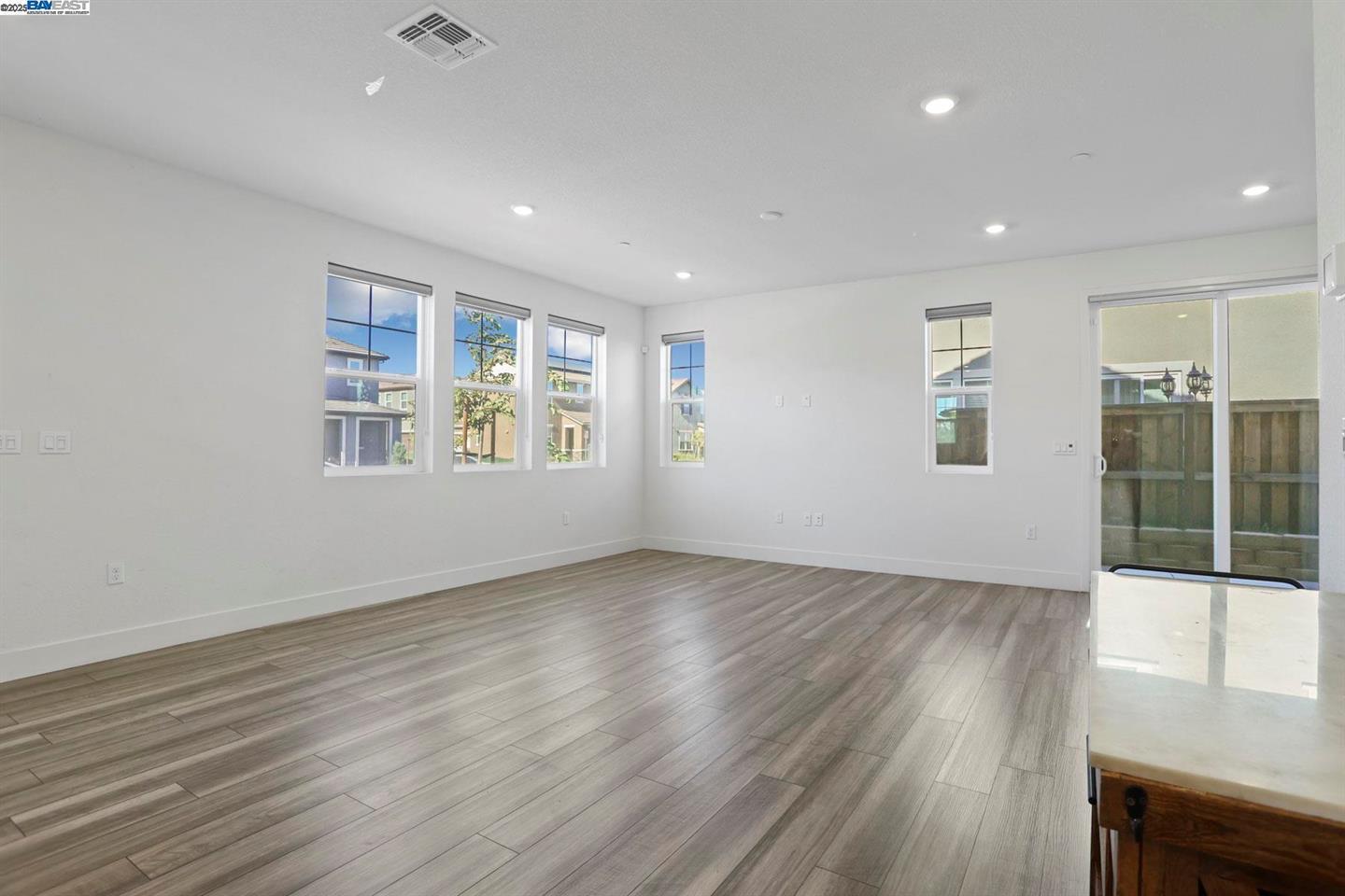 Detail Gallery Image 3 of 23 For 2208 Daimler St, Lathrop,  CA 95330 - 3 Beds | 2/1 Baths