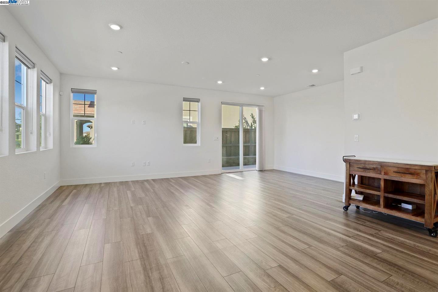 Detail Gallery Image 4 of 23 For 2208 Daimler St, Lathrop,  CA 95330 - 3 Beds | 2/1 Baths