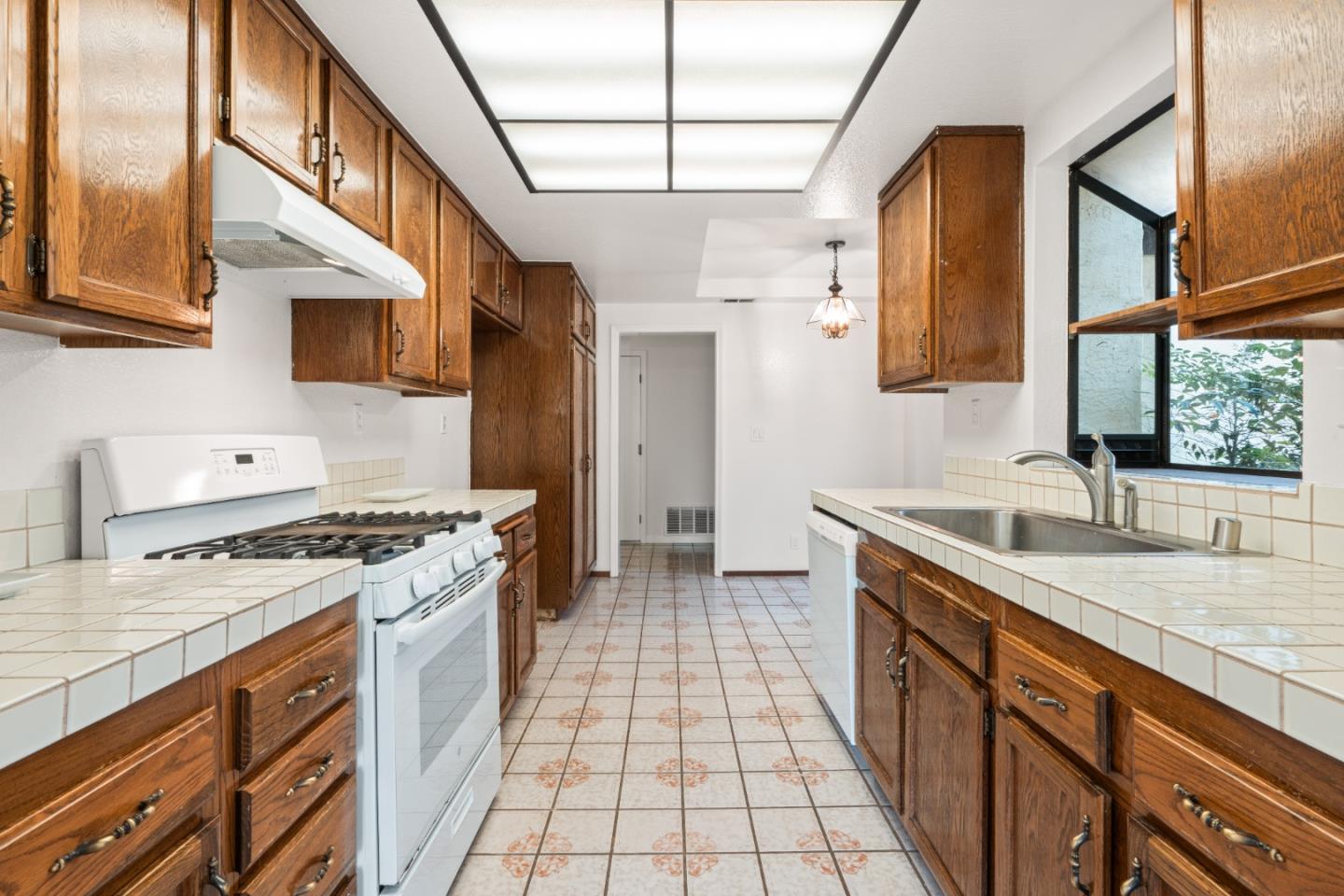 Detail Gallery Image 8 of 42 For 14408 Outrigger Dr, San Leandro,  CA 94577 - 3 Beds | 2/1 Baths