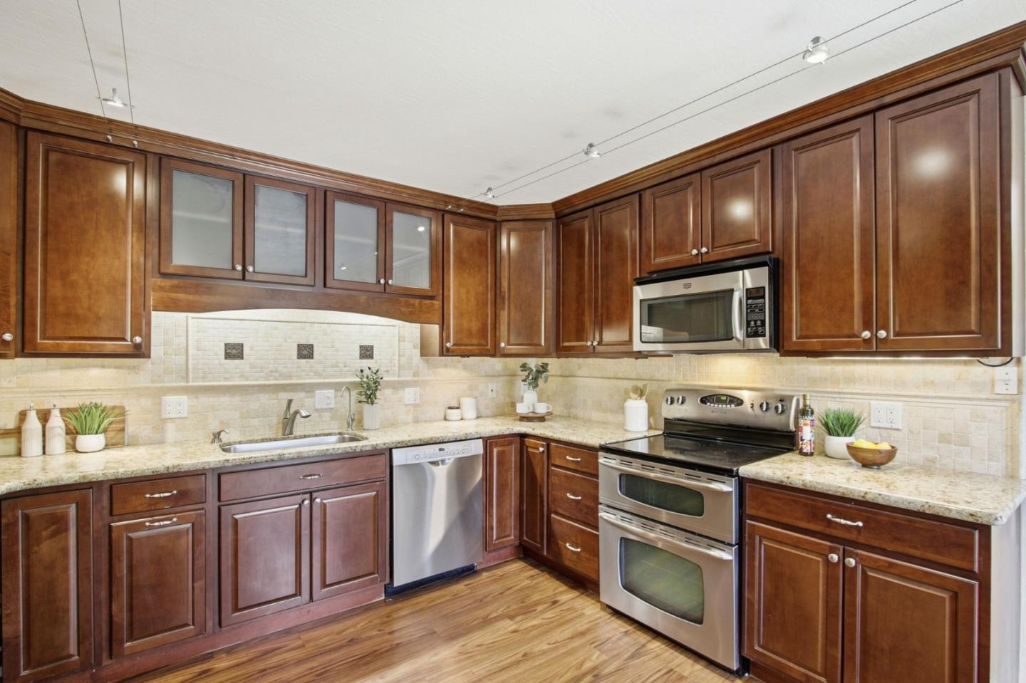 Detail Gallery Image 12 of 37 For 701 N Rengstorff Ave #20,  Mountain View,  CA 94043 - 4 Beds | 1/1 Baths