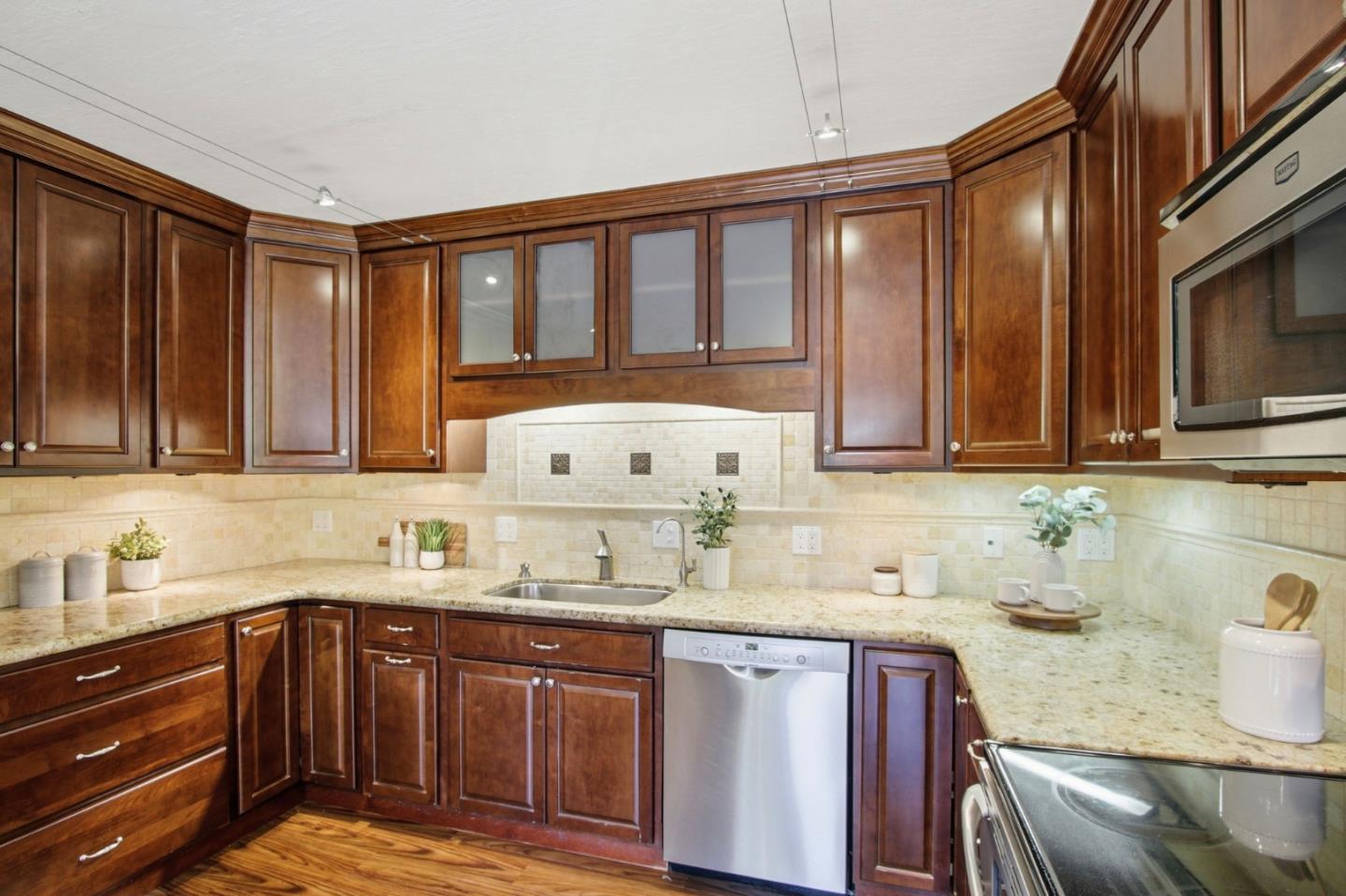 Detail Gallery Image 13 of 37 For 701 N Rengstorff Ave #20,  Mountain View,  CA 94043 - 4 Beds | 1/1 Baths