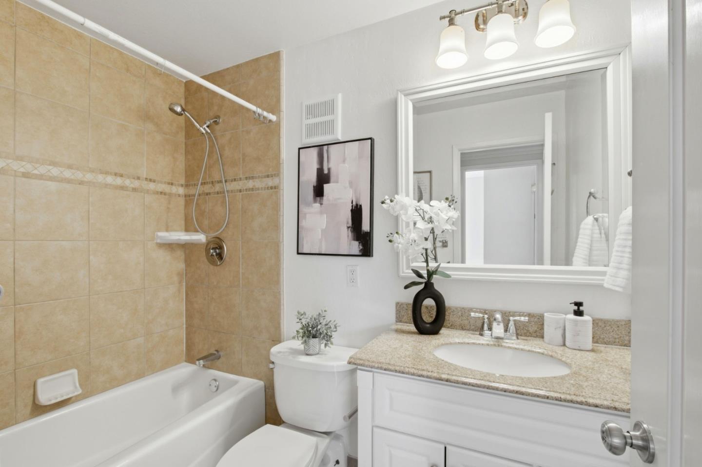 Detail Gallery Image 28 of 37 For 701 N Rengstorff Ave #20,  Mountain View,  CA 94043 - 4 Beds | 1/1 Baths