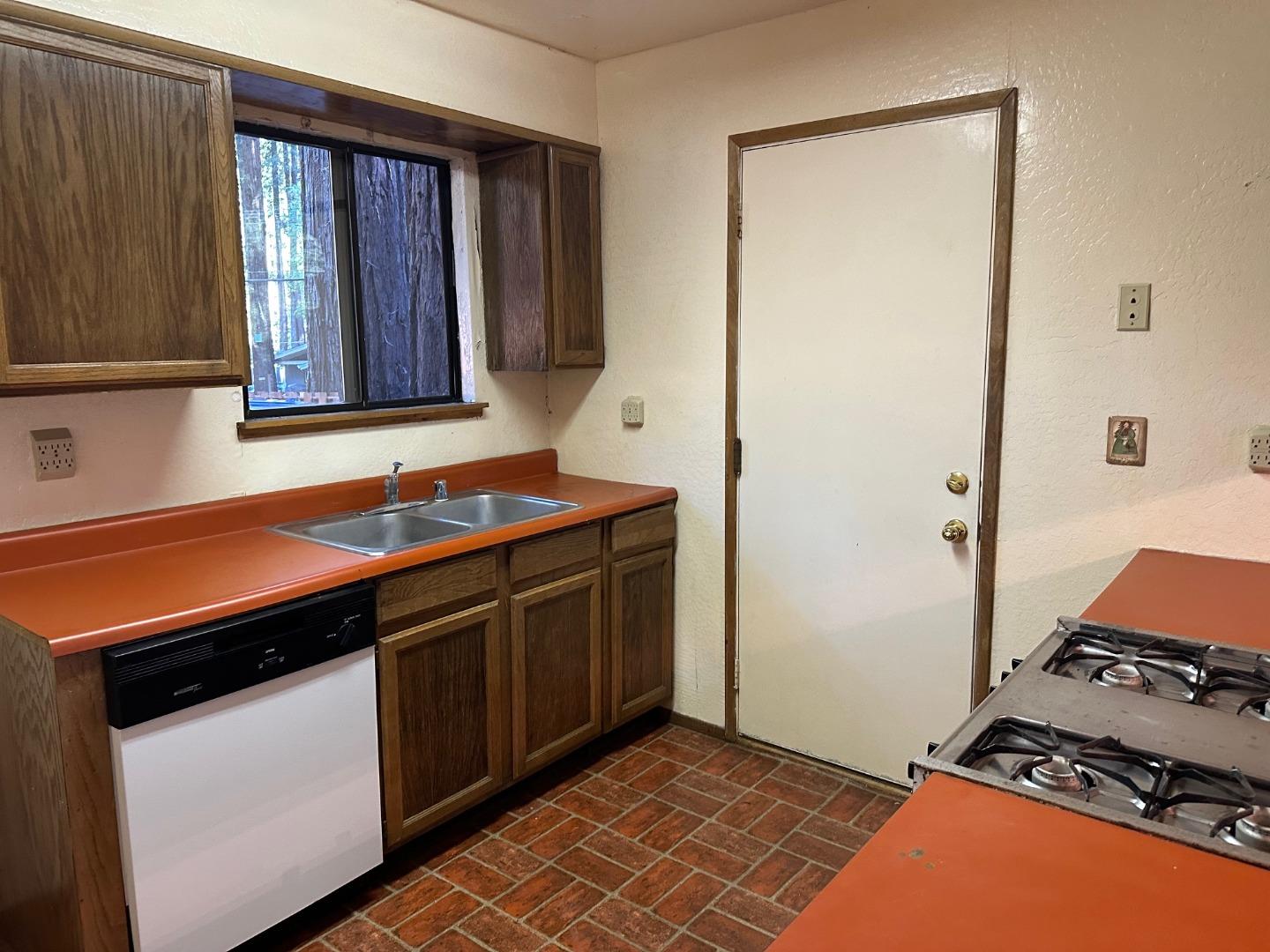 Detail Gallery Image 6 of 11 For 11 Wurr Rd, Loma Mar,  CA 94021 - 3 Beds | 2 Baths