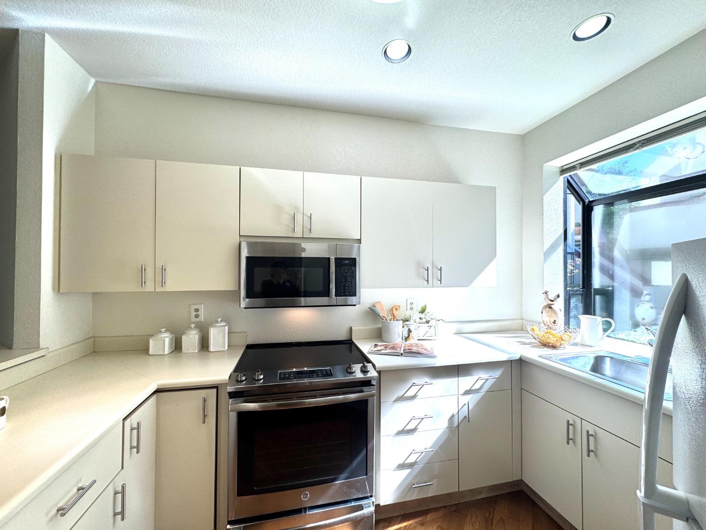 Detail Gallery Image 7 of 15 For 101 Shorebird Cir, Redwood City,  CA 94065 - 1 Beds | 1 Baths