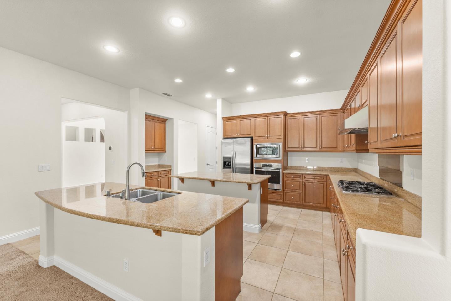 Detail Gallery Image 5 of 69 For 9555 Pinehurst Dr, Roseville,  CA 95747 - 5 Beds | 3/1 Baths