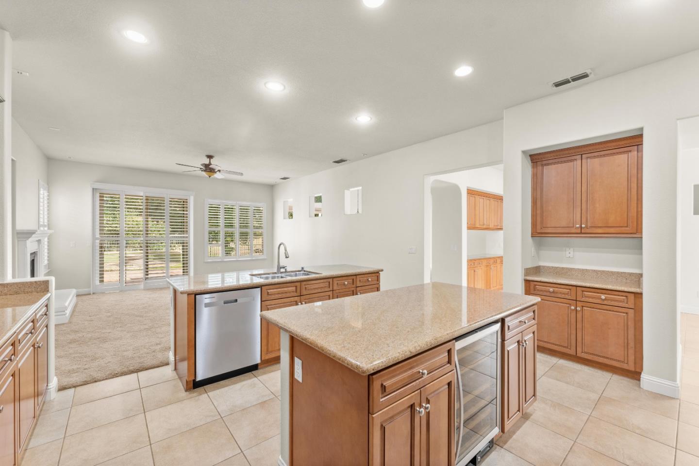 Detail Gallery Image 9 of 69 For 9555 Pinehurst Dr, Roseville,  CA 95747 - 5 Beds | 3/1 Baths