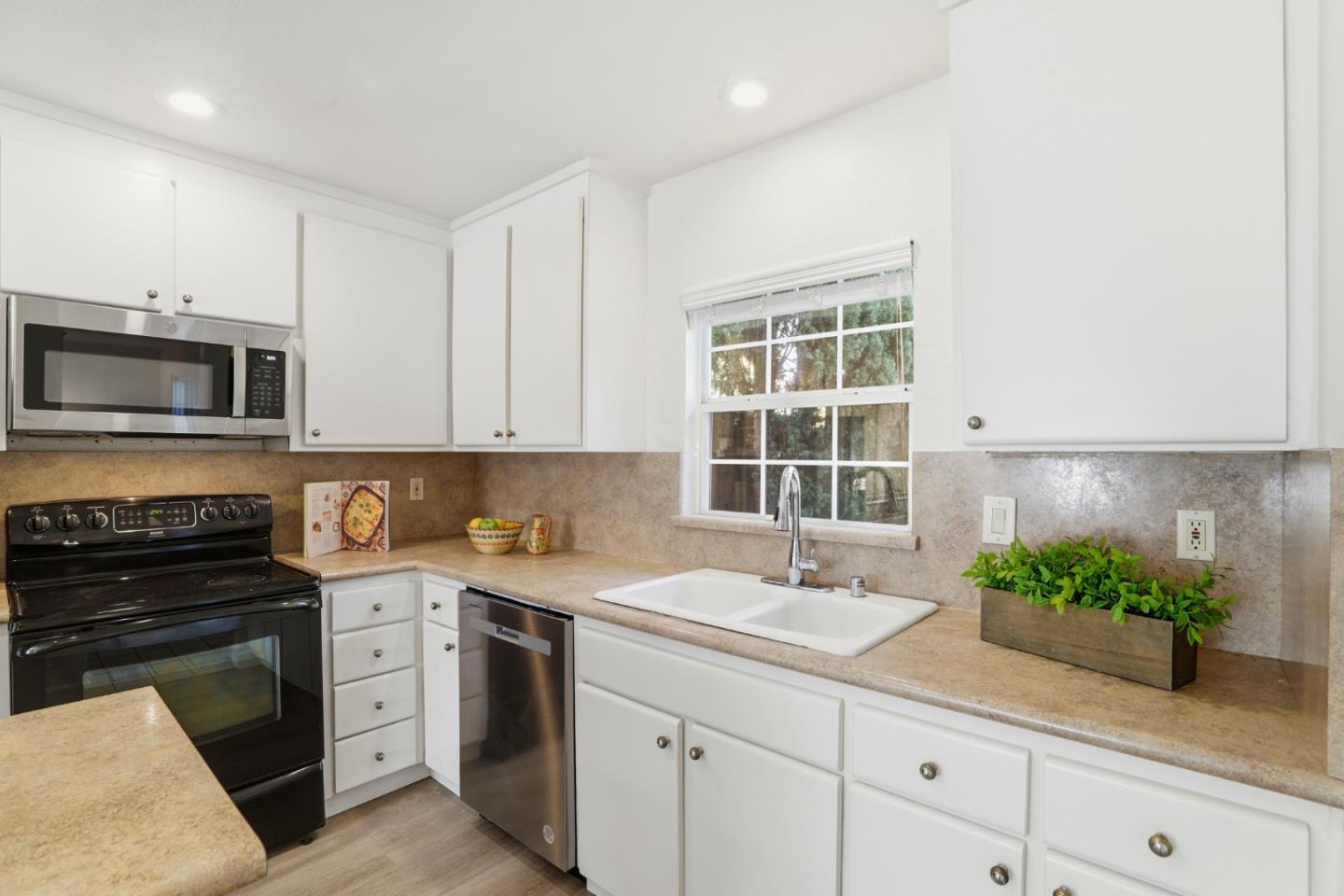 Detail Gallery Image 13 of 38 For 215 Elm Wood Ct, Los Gatos,  CA 95032 - 3 Beds | 2/1 Baths