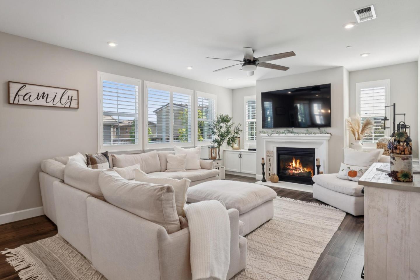 Detail Gallery Image 14 of 57 For 95 Jagla St, Cotati,  CA 94931 - 4 Beds | 4 Baths