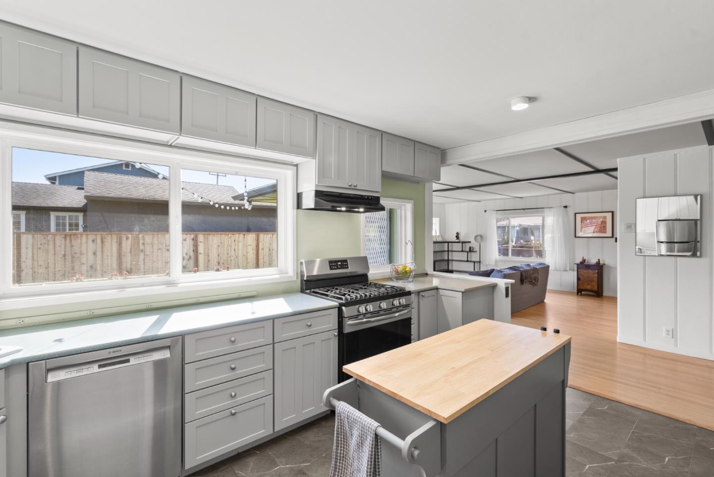 Detail Gallery Image 6 of 34 For 414 Vermont Ave, Moss Beach,  CA 94038 - 3 Beds | 2 Baths