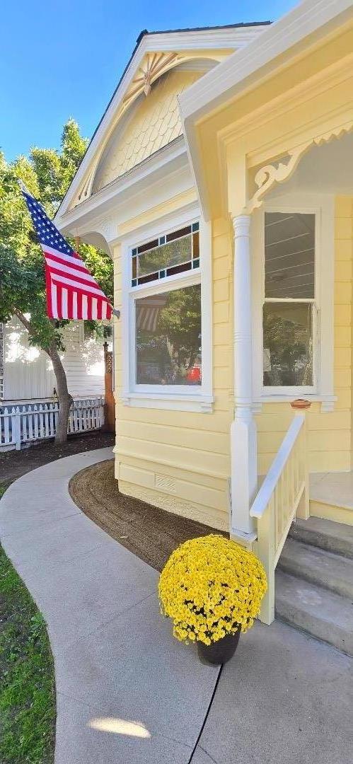 Detail Gallery Image 2 of 9 For 375 South St, Hollister,  CA 95023 - 2 Beds | 1/1 Baths