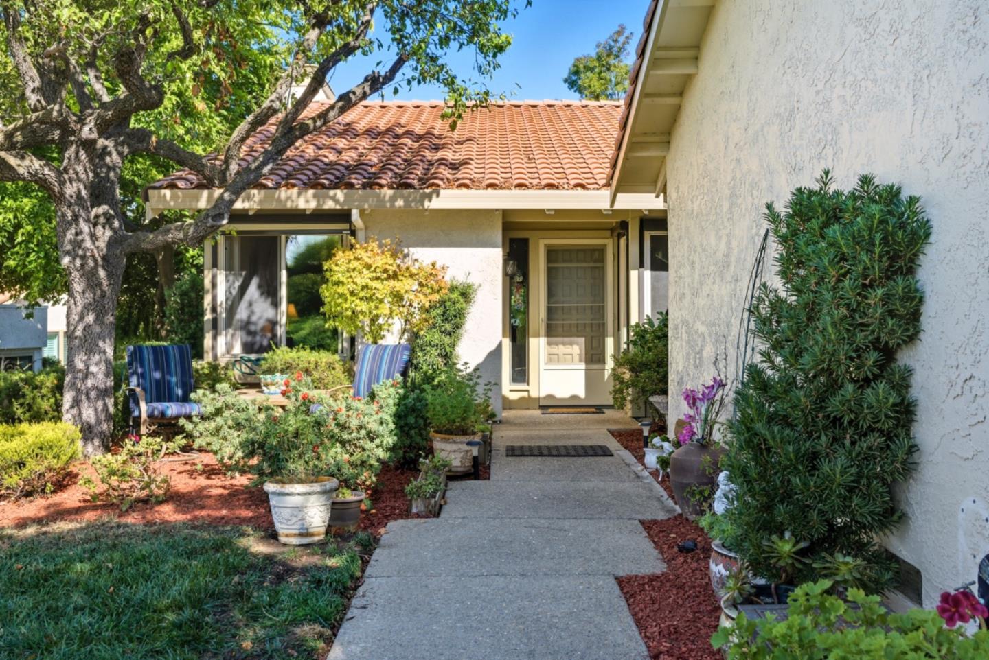 Detail Gallery Image 3 of 34 For 8423 Chenin Blanc Ln, San Jose,  CA 95135 - 3 Beds | 2 Baths