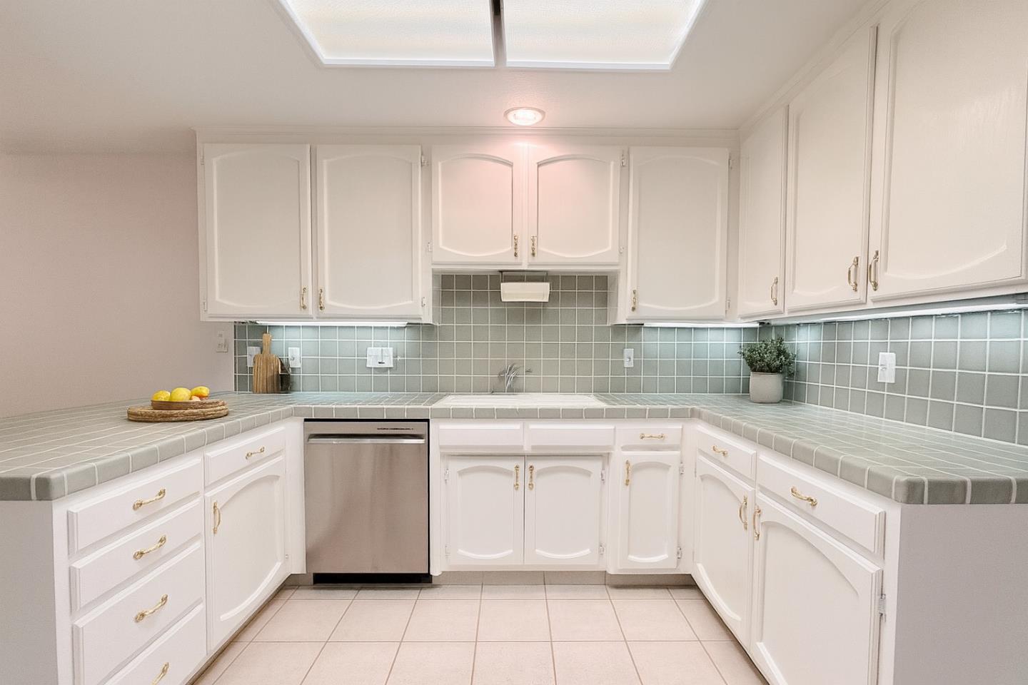 Detail Gallery Image 6 of 25 For 808 Duffin Dr, Hollister,  CA 95023 - 2 Beds | 2/1 Baths