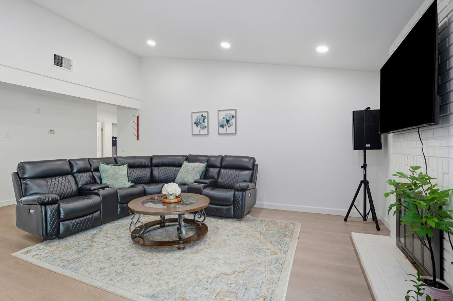 Detail Gallery Image 5 of 31 For 5068 Calwa Ct, San Jose,  CA 95111 - 4 Beds | 3 Baths