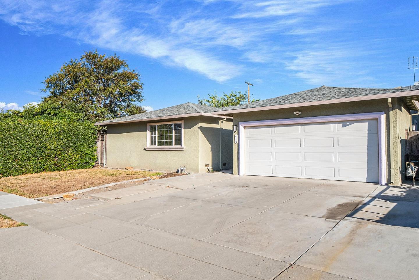 Detail Gallery Image 3 of 42 For 415 Conestoga Way, San Jose,  CA 95123 - 5 Beds | 2 Baths