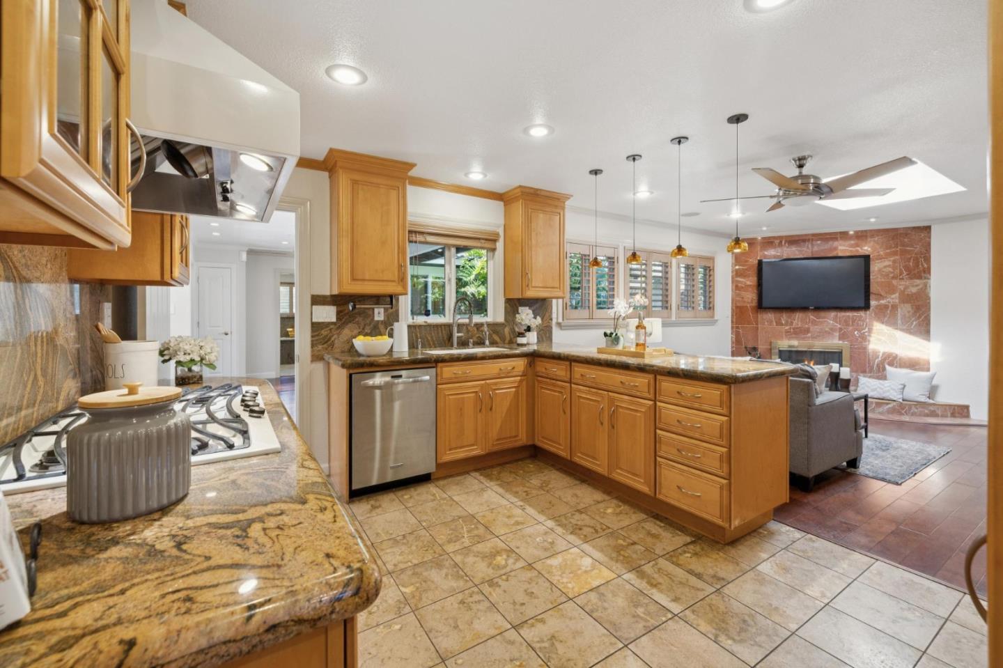 Detail Gallery Image 13 of 31 For 572 Cypress St, Redwood City,  CA 94061 - 3 Beds | 2 Baths