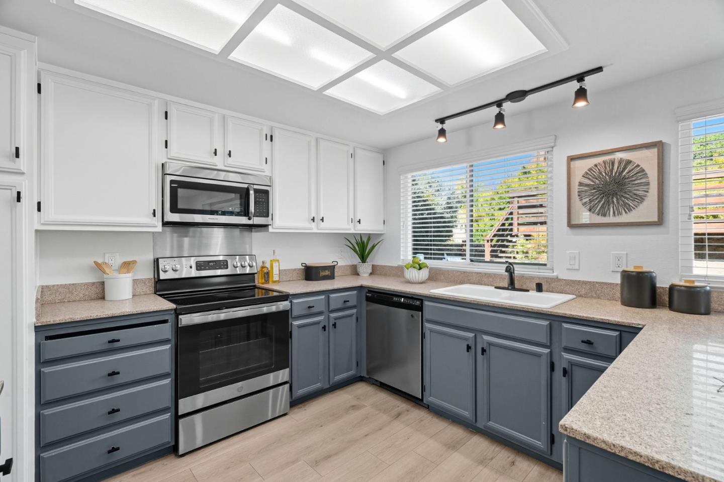 Detail Gallery Image 12 of 48 For 24392 Machado Ct, Hayward,  CA 94541 - 4 Beds | 2/1 Baths