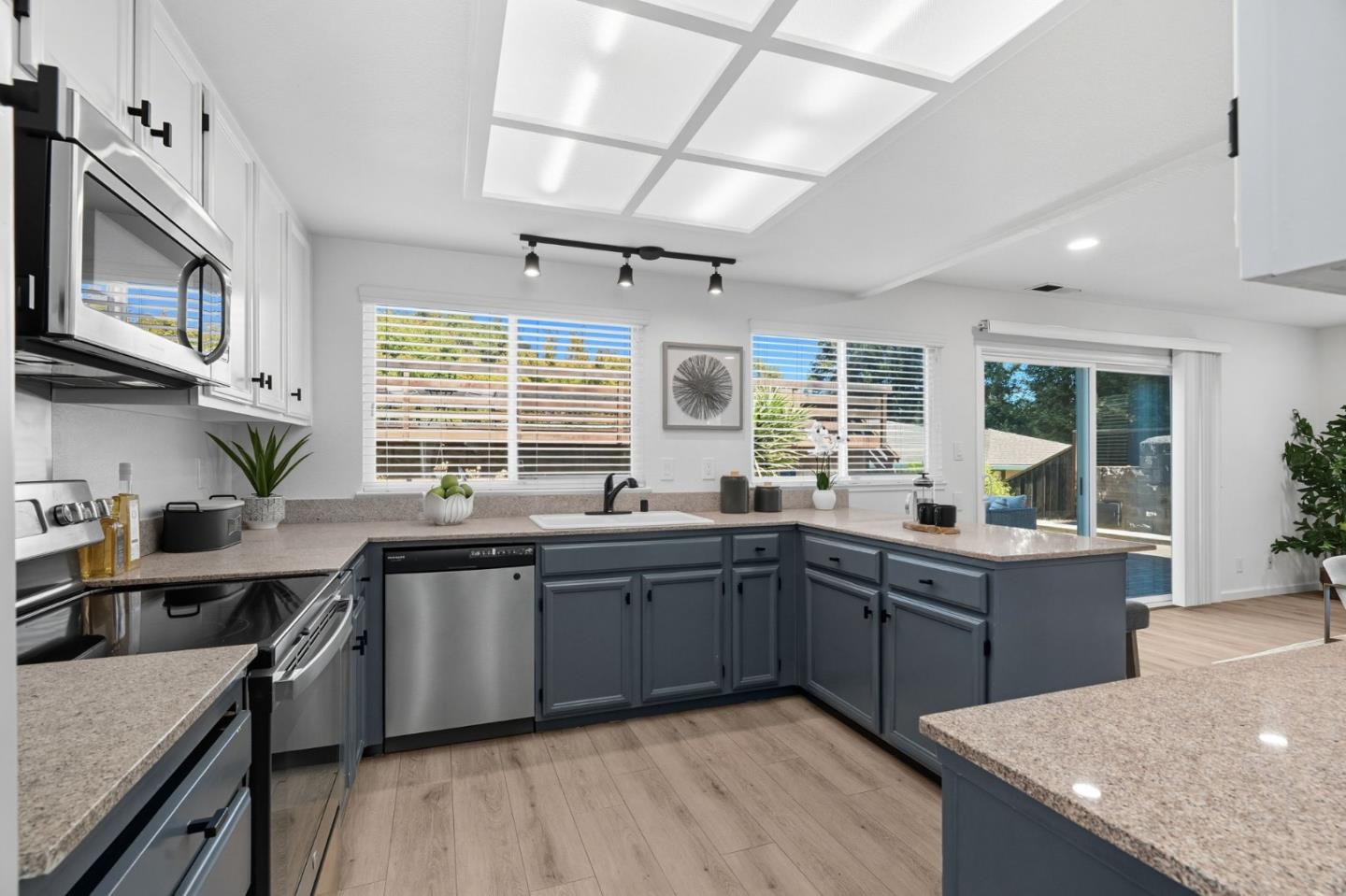 Detail Gallery Image 13 of 48 For 24392 Machado Ct, Hayward,  CA 94541 - 4 Beds | 2/1 Baths