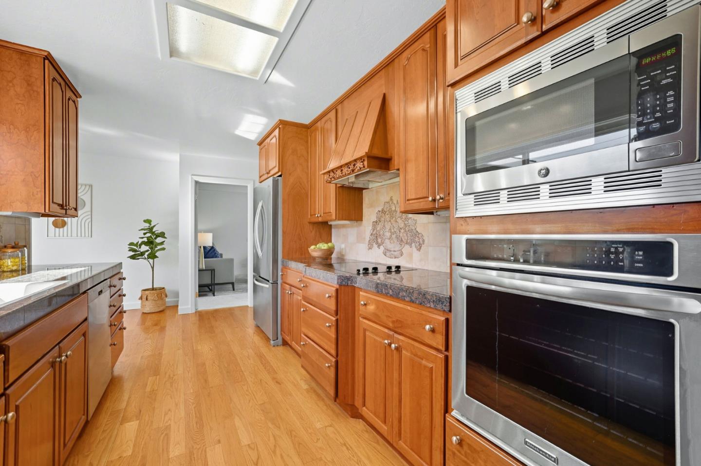 Detail Gallery Image 16 of 39 For 83 Almond Ave, Los Altos,  CA 94022 - 3 Beds | 2/1 Baths