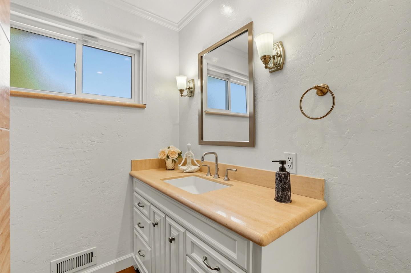 Detail Gallery Image 33 of 39 For 83 Almond Ave, Los Altos,  CA 94022 - 3 Beds | 2/1 Baths