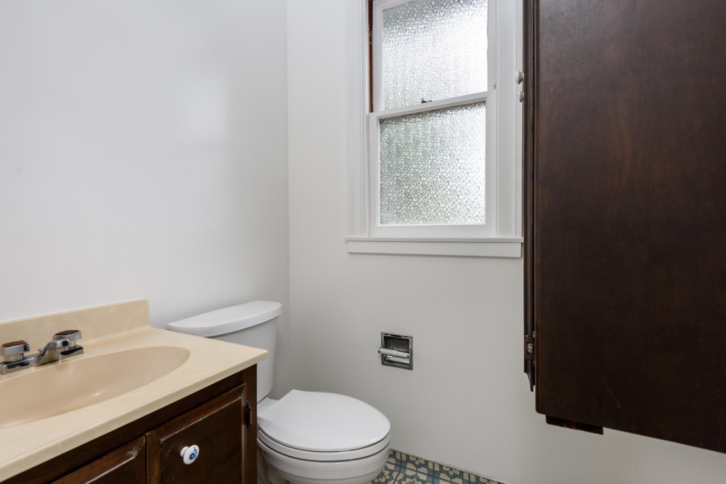 Detail Gallery Image 11 of 30 For 300 Manzanita Ave, San Carlos,  CA 94070 - 4 Beds | 2/1 Baths