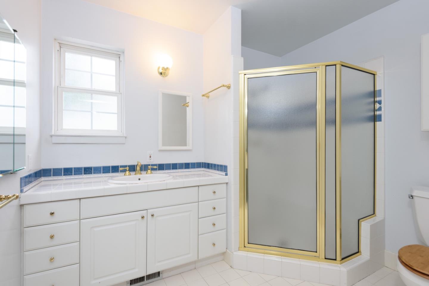 Detail Gallery Image 13 of 30 For 300 Manzanita Ave, San Carlos,  CA 94070 - 4 Beds | 2/1 Baths