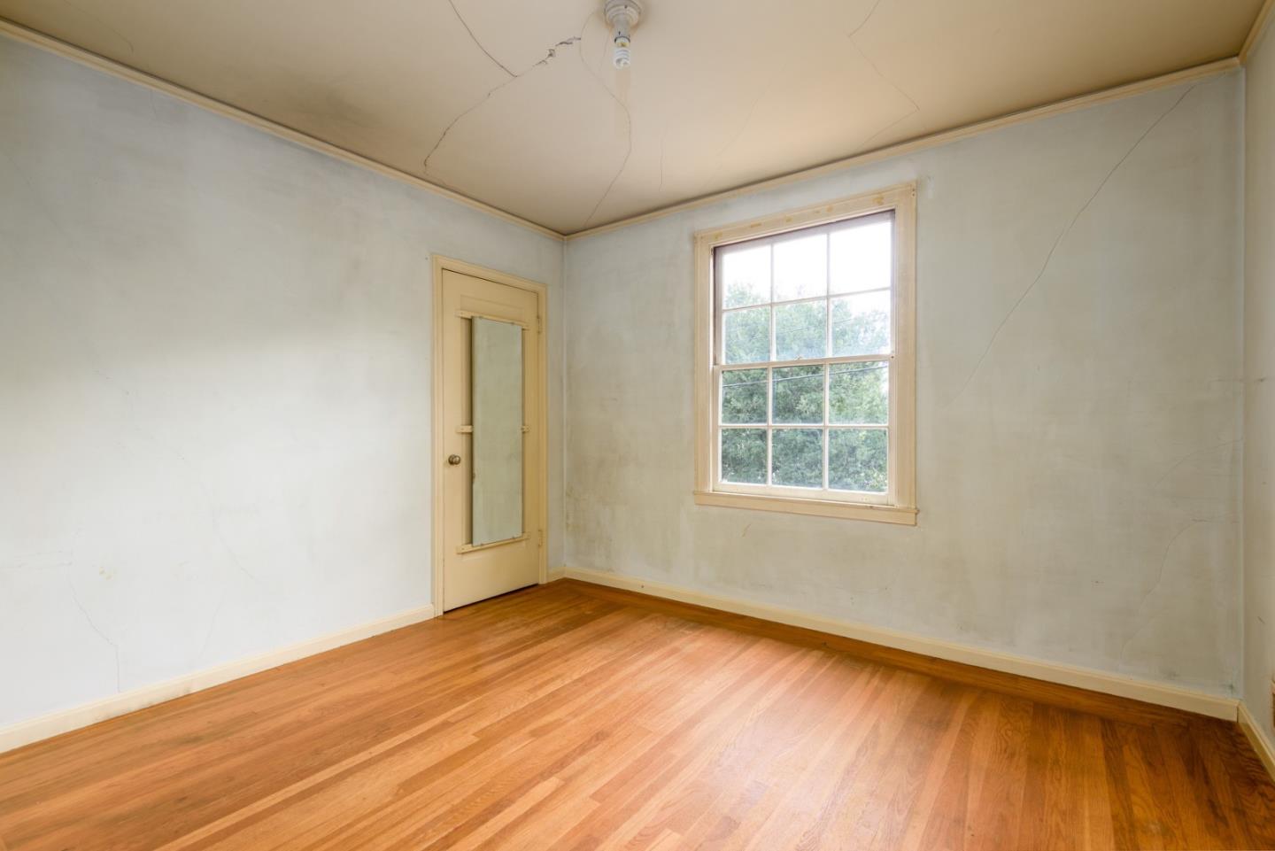 Detail Gallery Image 15 of 30 For 300 Manzanita Ave, San Carlos,  CA 94070 - 4 Beds | 2/1 Baths