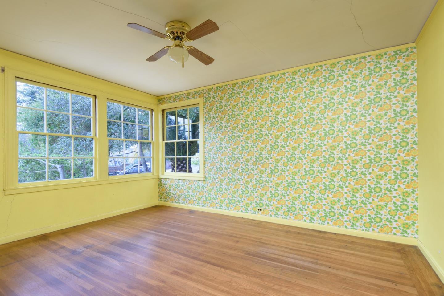 Detail Gallery Image 16 of 30 For 300 Manzanita Ave, San Carlos,  CA 94070 - 4 Beds | 2/1 Baths