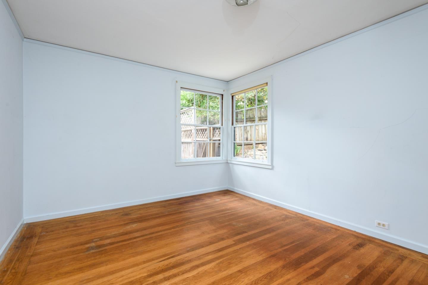 Detail Gallery Image 18 of 30 For 300 Manzanita Ave, San Carlos,  CA 94070 - 4 Beds | 2/1 Baths