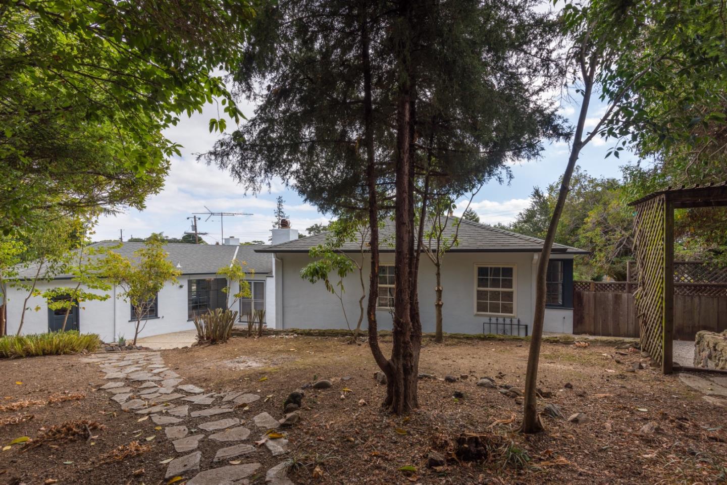 Detail Gallery Image 22 of 30 For 300 Manzanita Ave, San Carlos,  CA 94070 - 4 Beds | 2/1 Baths