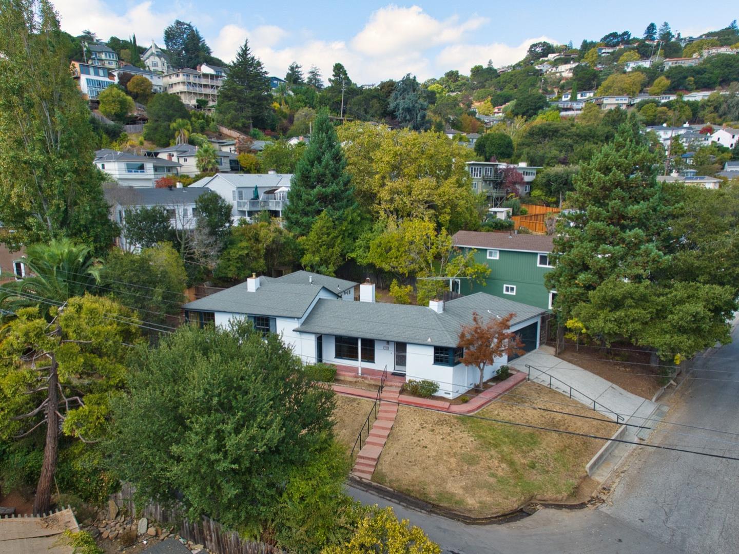 Detail Gallery Image 23 of 30 For 300 Manzanita Ave, San Carlos,  CA 94070 - 4 Beds | 2/1 Baths