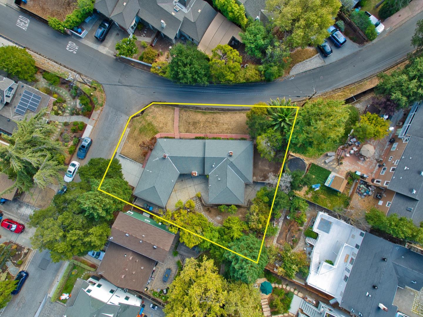 Detail Gallery Image 25 of 30 For 300 Manzanita Ave, San Carlos,  CA 94070 - 4 Beds | 2/1 Baths