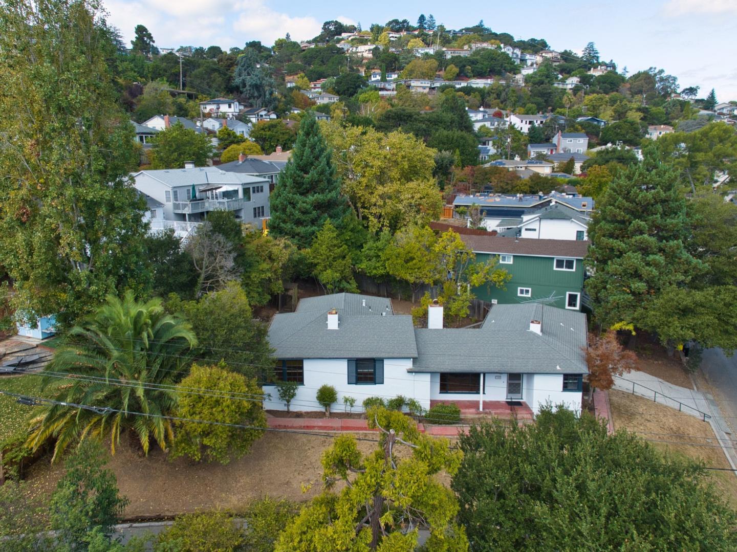 Detail Gallery Image 26 of 30 For 300 Manzanita Ave, San Carlos,  CA 94070 - 4 Beds | 2/1 Baths