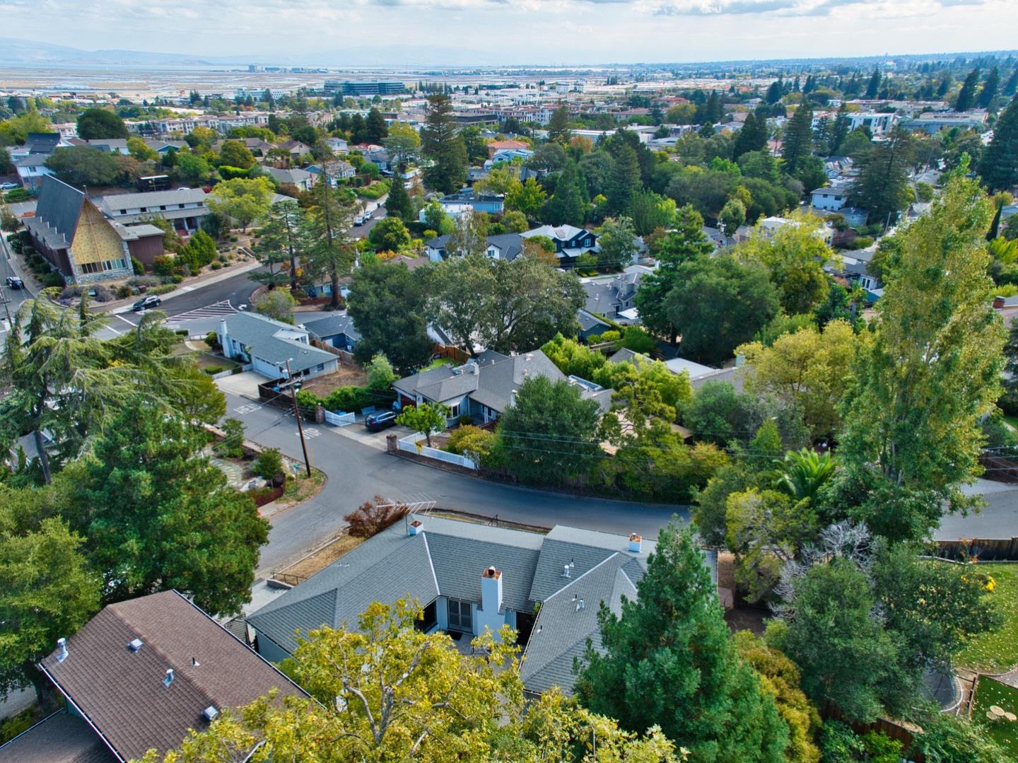 Detail Gallery Image 27 of 30 For 300 Manzanita Ave, San Carlos,  CA 94070 - 4 Beds | 2/1 Baths