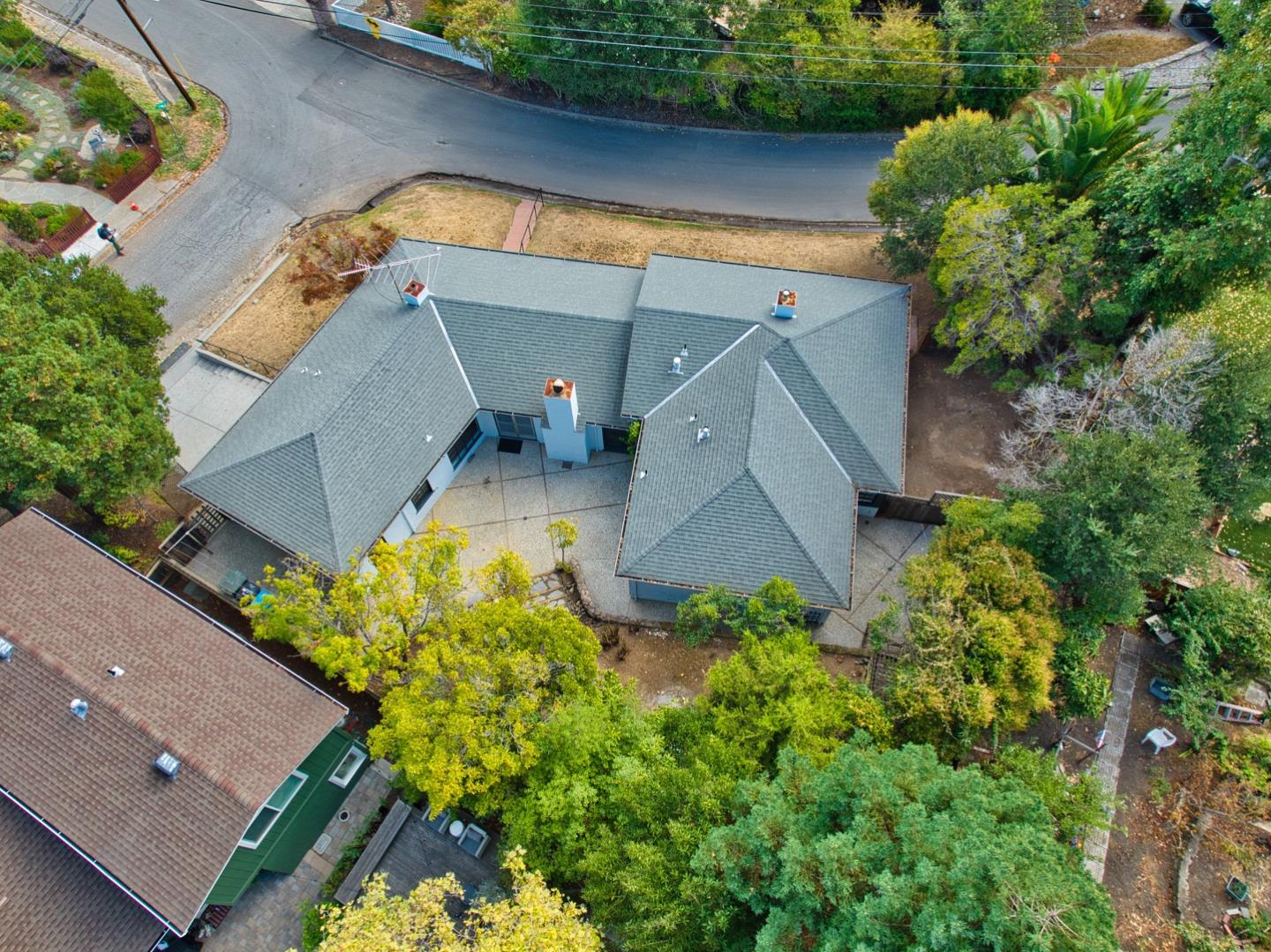 Detail Gallery Image 28 of 30 For 300 Manzanita Ave, San Carlos,  CA 94070 - 4 Beds | 2/1 Baths